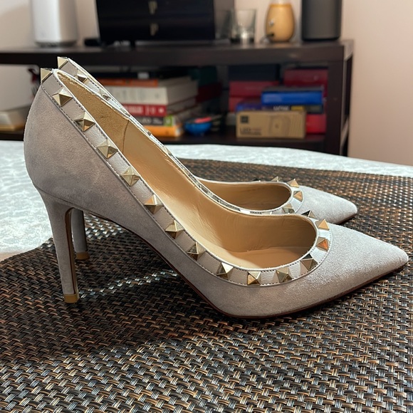 Brand New Grey suede Rockstud Valentino pumps 3.25” heel - Picture 5 of 7